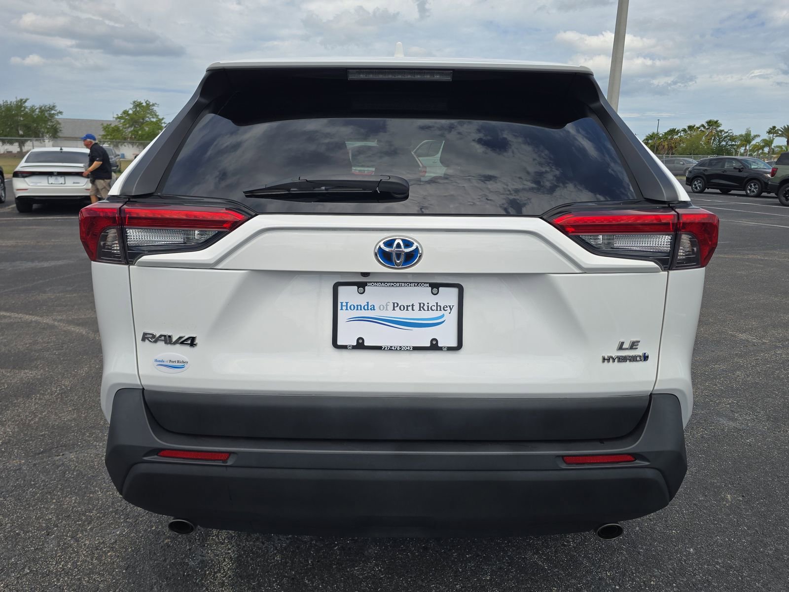 Used 2021 Toyota RAV4 LE AWD/4WD image 4