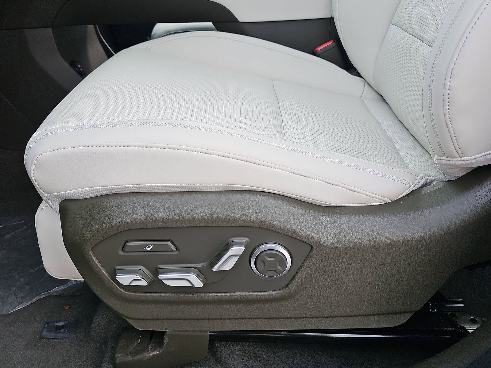 New 2025 Hyundai Santa Fe Calligraphy AWD/4WD image 32