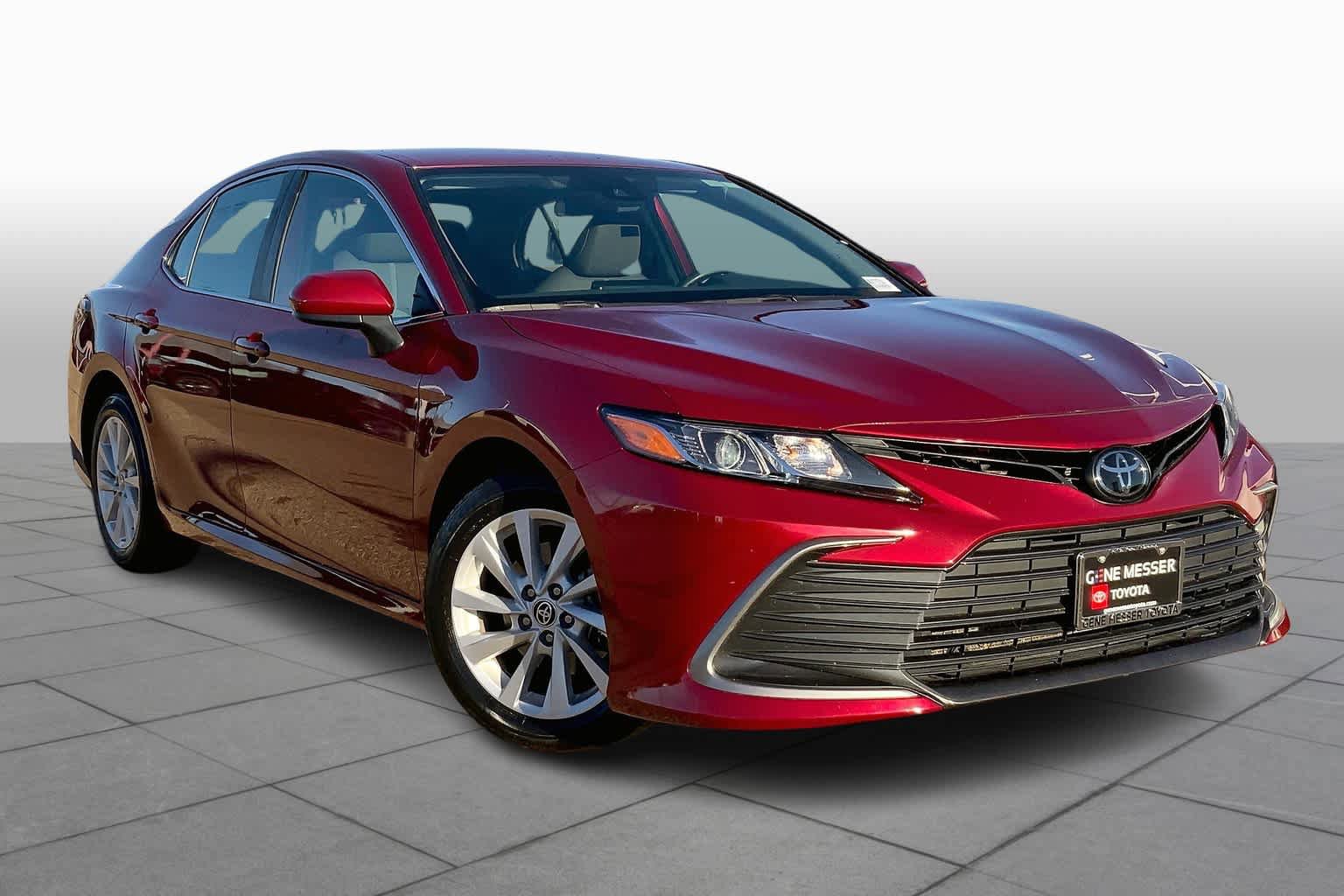 Used 2022 Toyota Camry LE FWD image 3