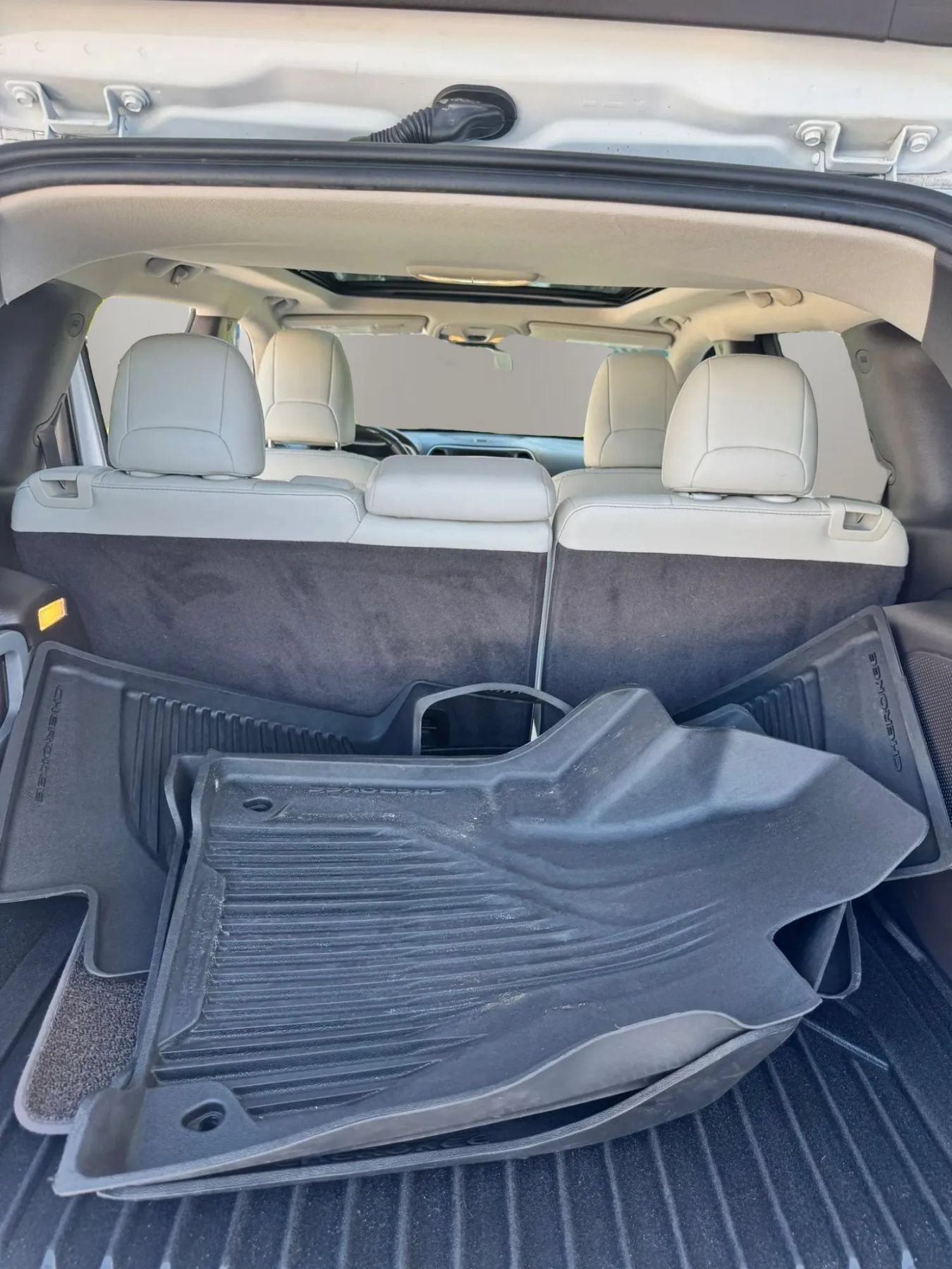 Used 2016 Jeep Cherokee Overland FWD image 17