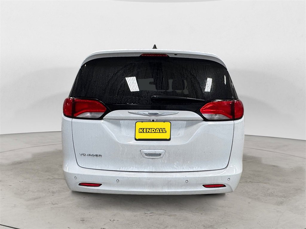 Used 2020 Chrysler Voyager L image 4