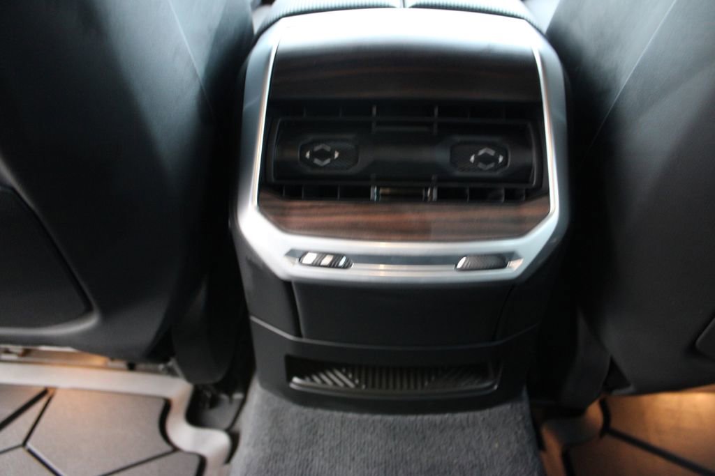 Used 2024 BMW i7 xDrive60 image 38