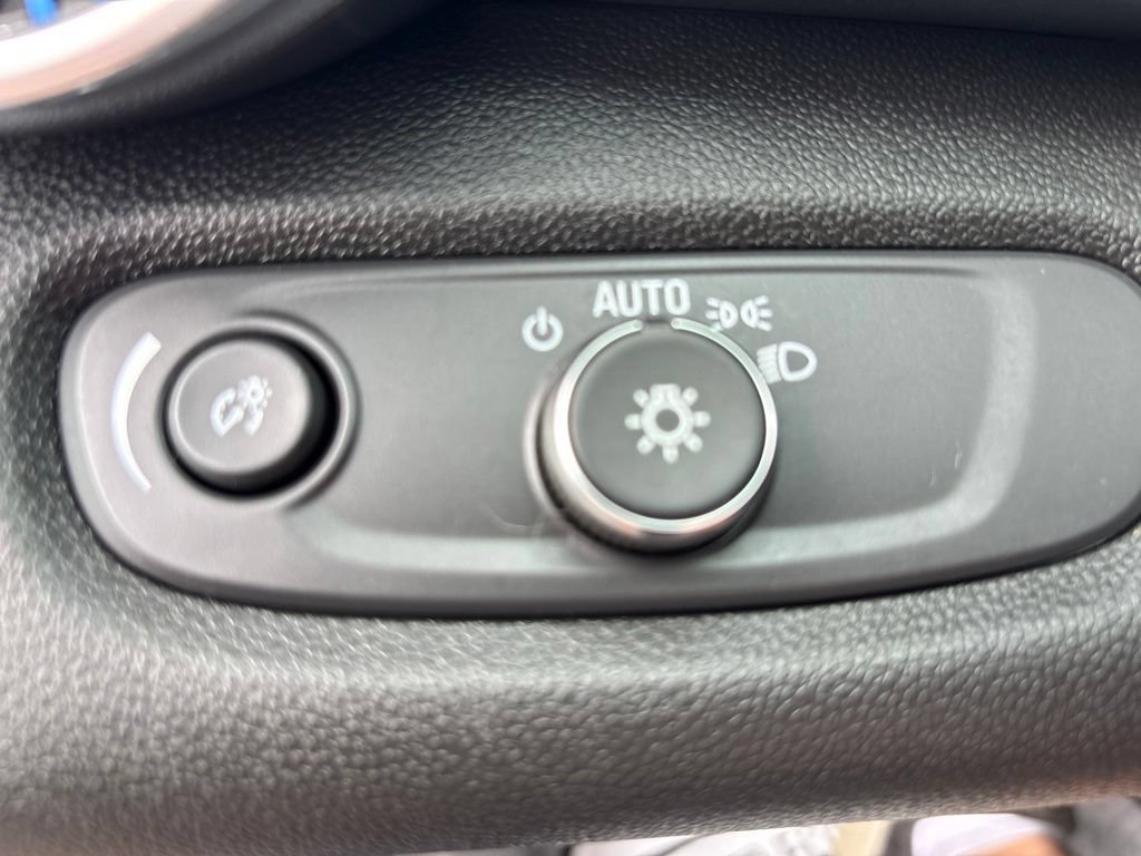 Used 2024 Chevrolet Trax LT w/ Sunroof Package FWD image 32