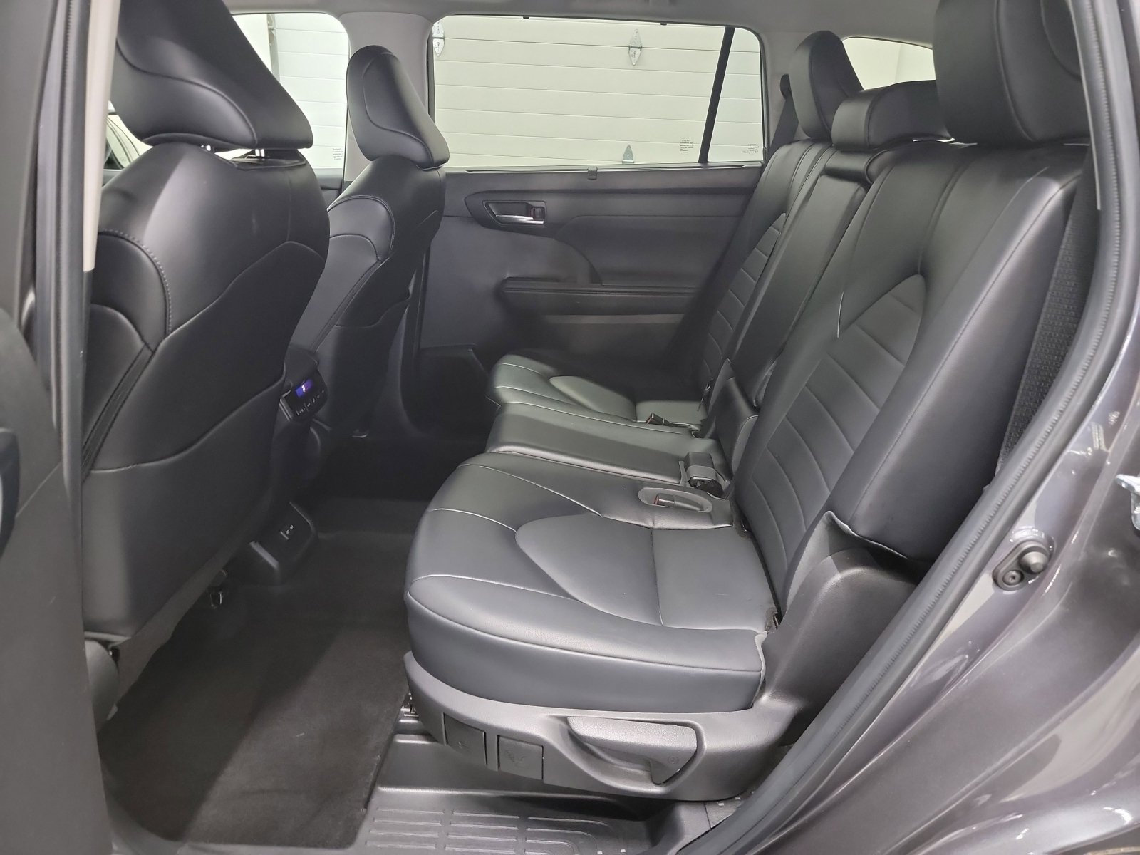 Used 2022 Toyota Highlander XLE AWD/4WD image 28