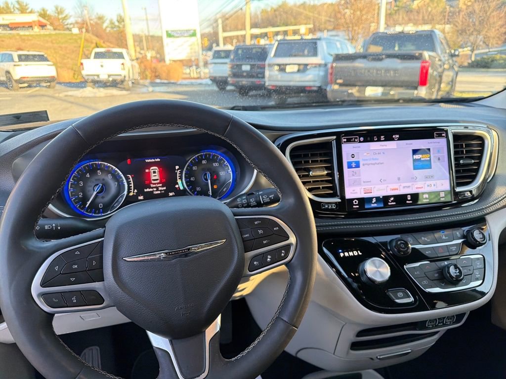 Used 2023 Chrysler Pacifica Touring-L image 17