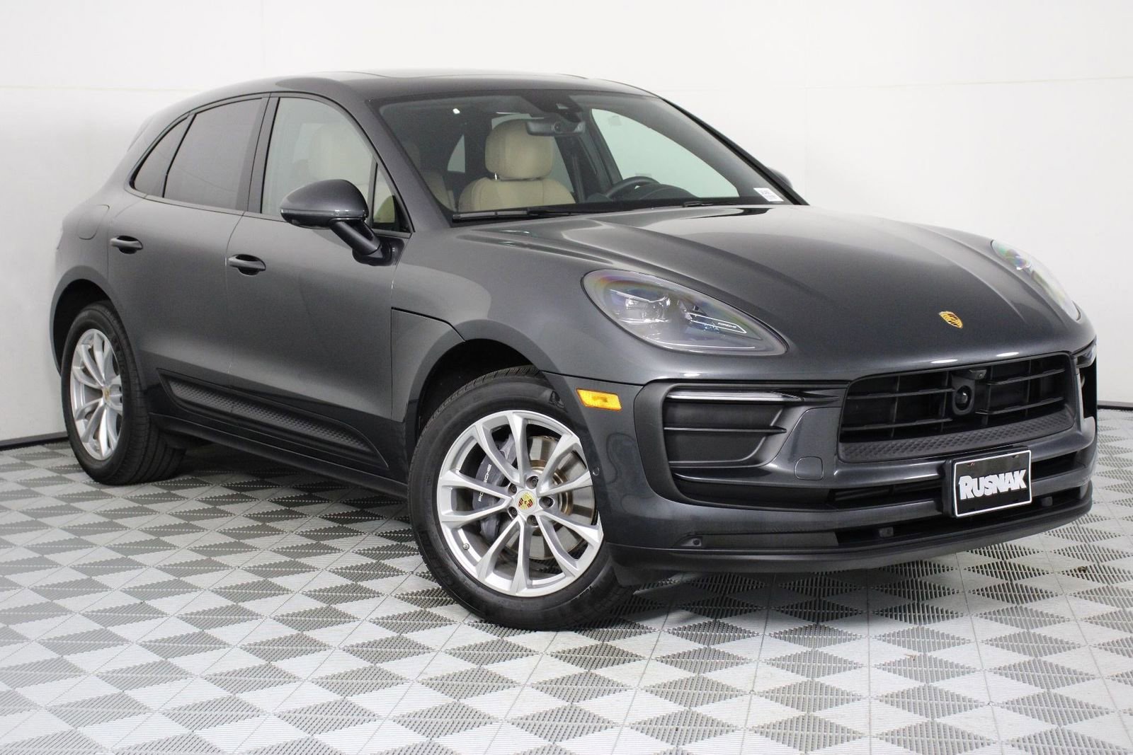 Certified 2025 Porsche Macan image 9