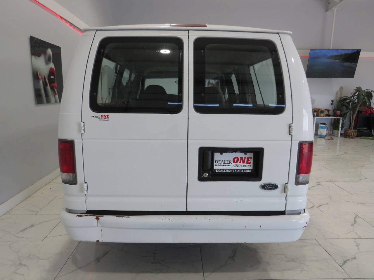 Used 1998 Ford E-150 and Econoline 150 Club Wagon RWD image 4