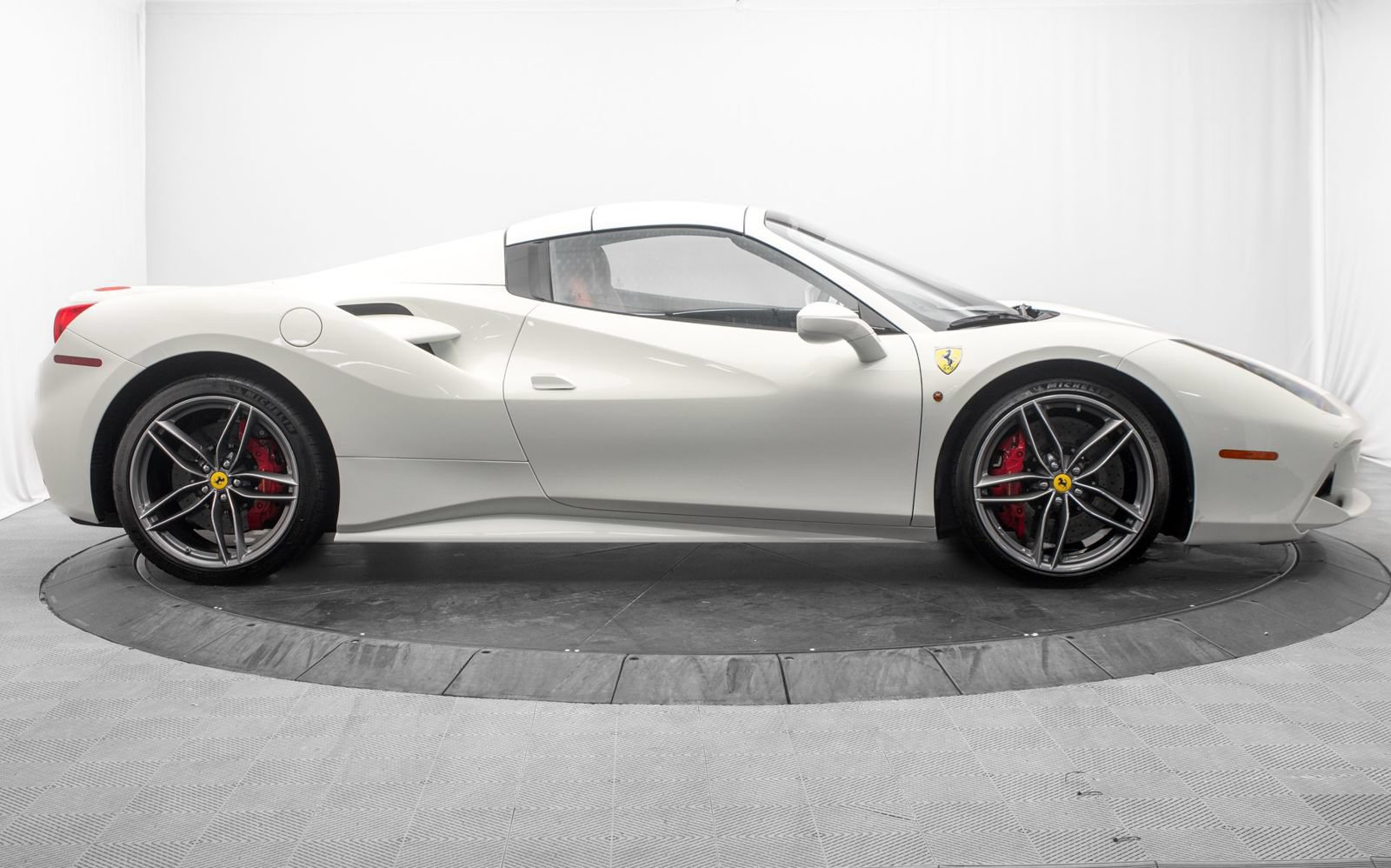 Used 2019 Ferrari 488 Spider RWD image 16