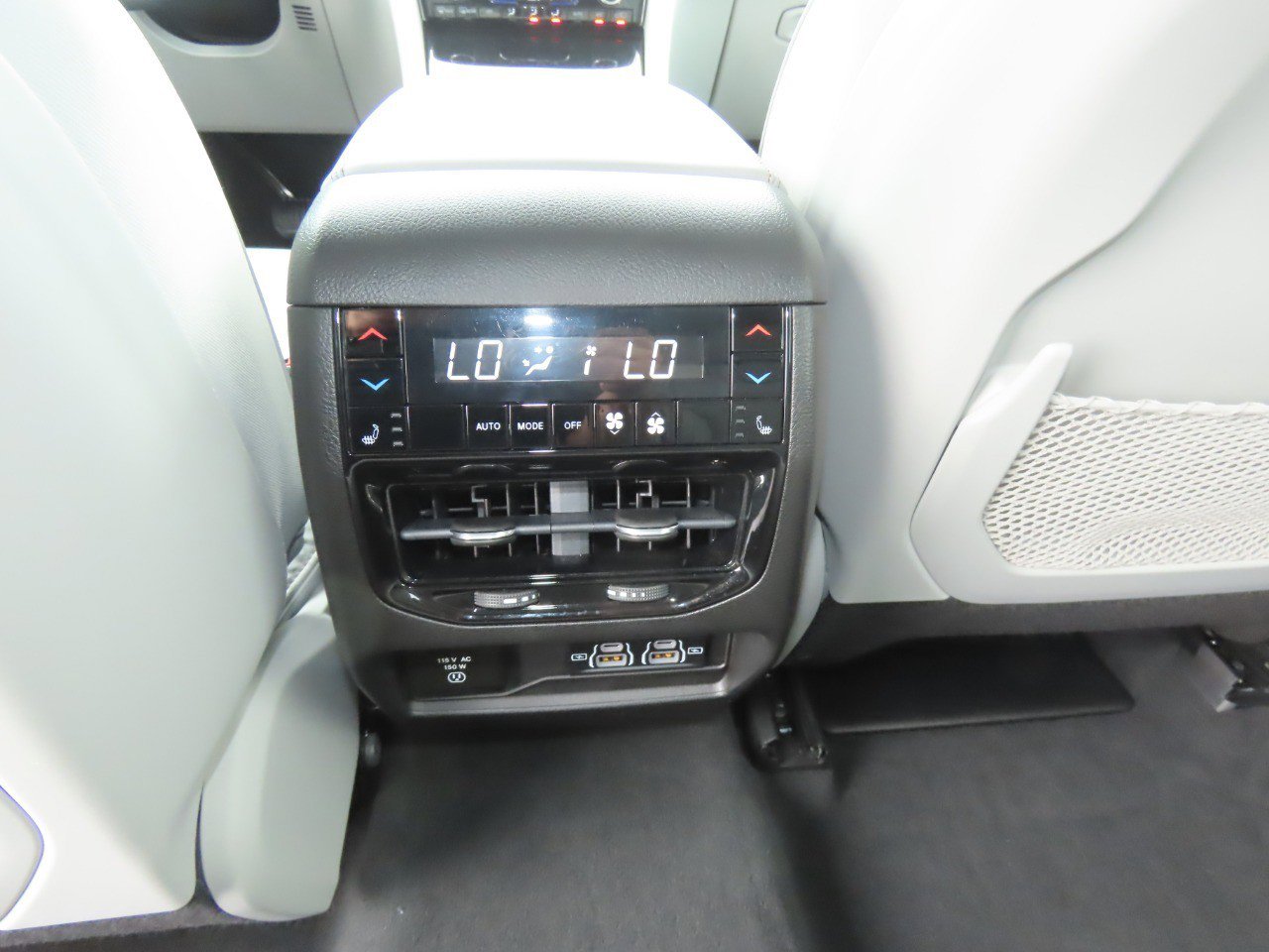 Used 2022 Jeep Grand Cherokee Overland w/ Luxury Tech Group IV AWD/4WD image 22