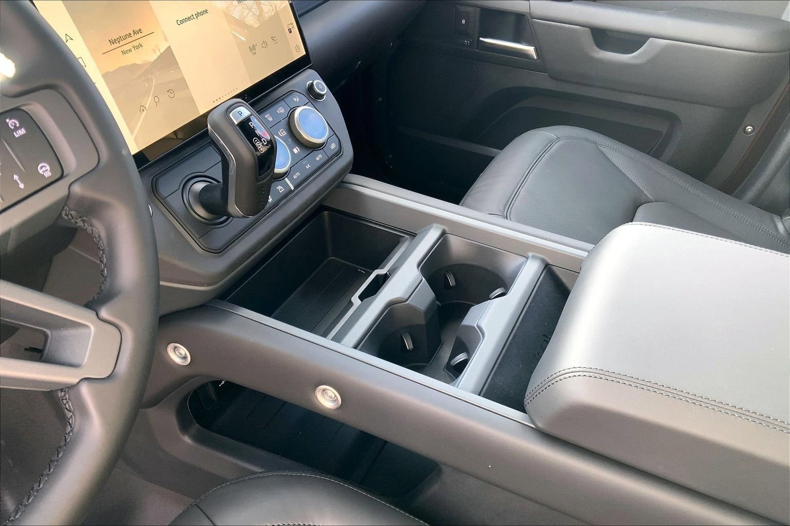 New 2026 Land Rover Defender 130 X-Dynamic SE image 7