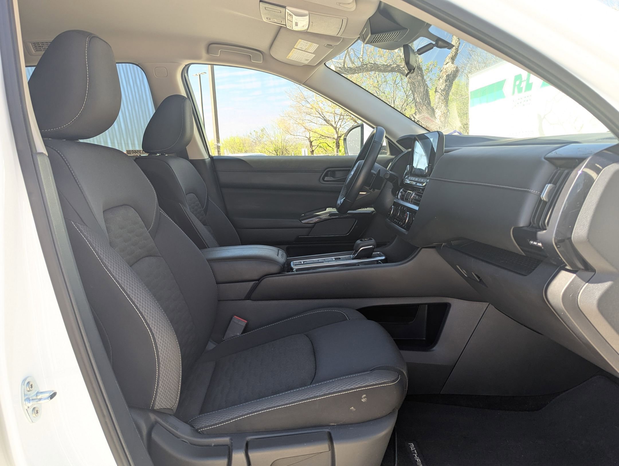 Used 2025 Nissan Pathfinder SV image 27