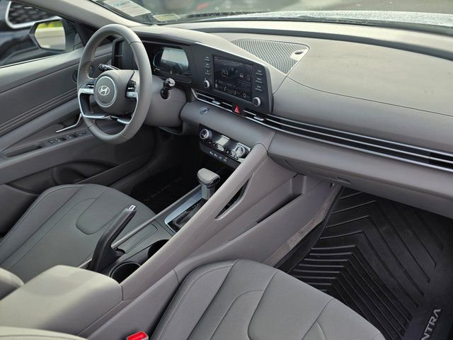 Certified 2025 Hyundai Elantra Sport image 9
