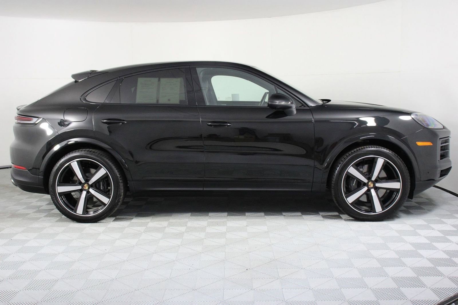 Certified 2025 Porsche Cayenne Coupe image 8