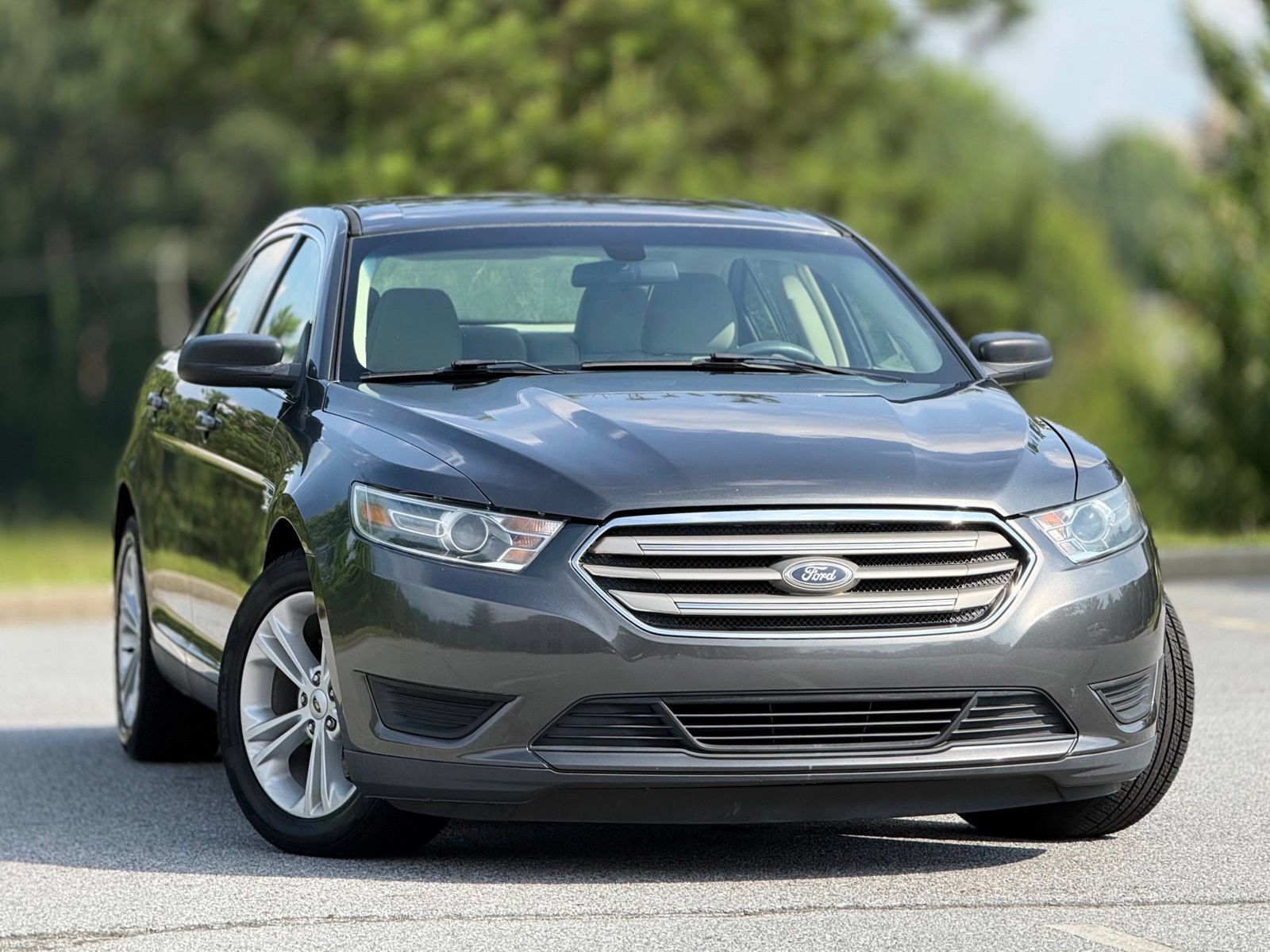 Used 2016 Ford Taurus SE FWD image 4