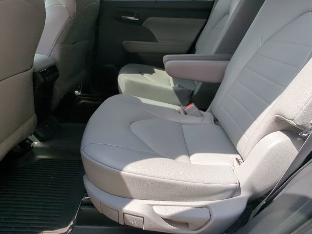 Used 2021 Toyota Highlander XLE image 23