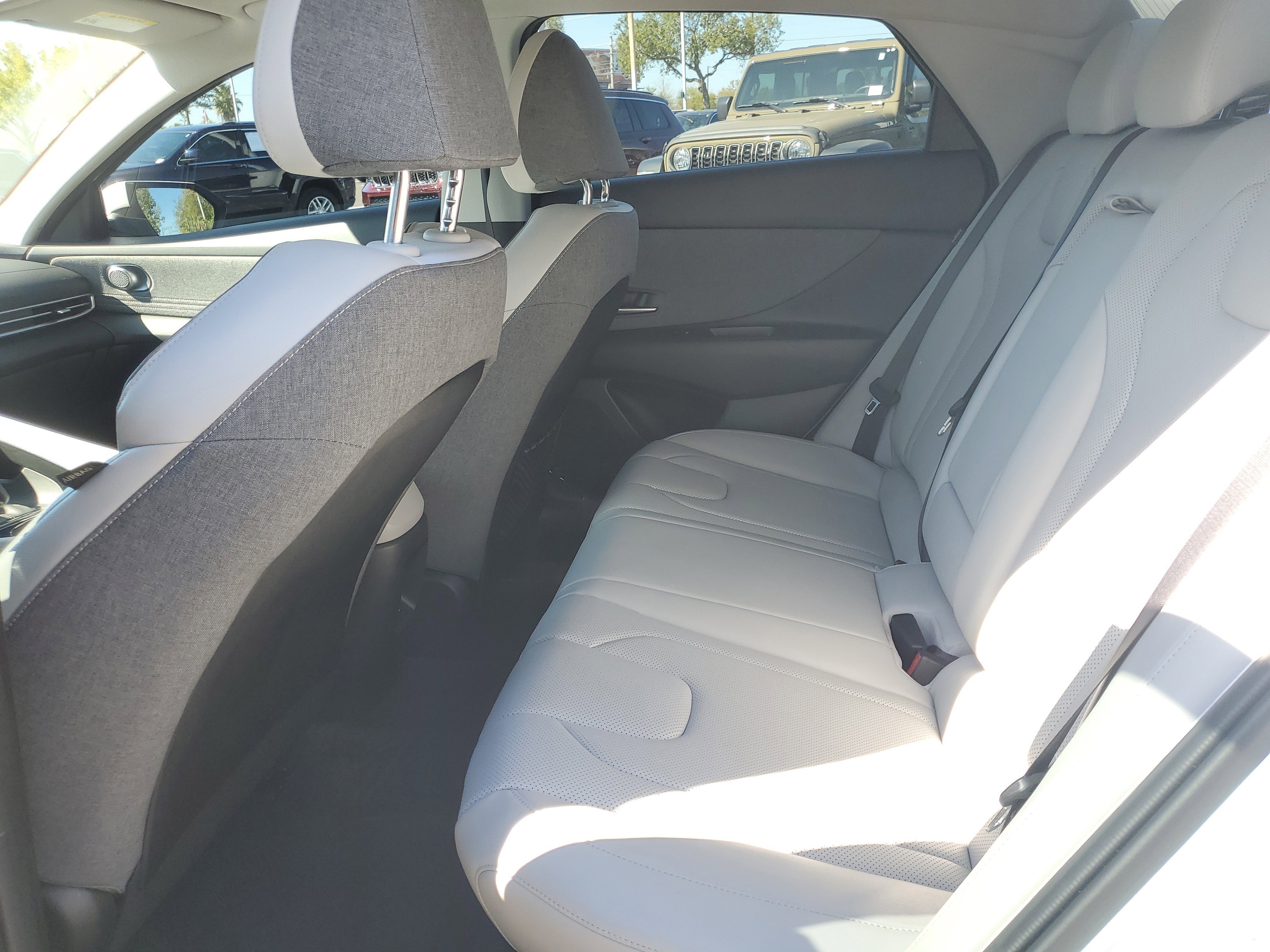 Used 2024 Hyundai Elantra Limited image 12