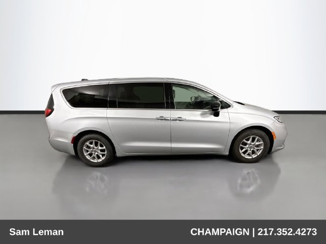 Used 2024 Chrysler Pacifica Touring-L FWD image 8