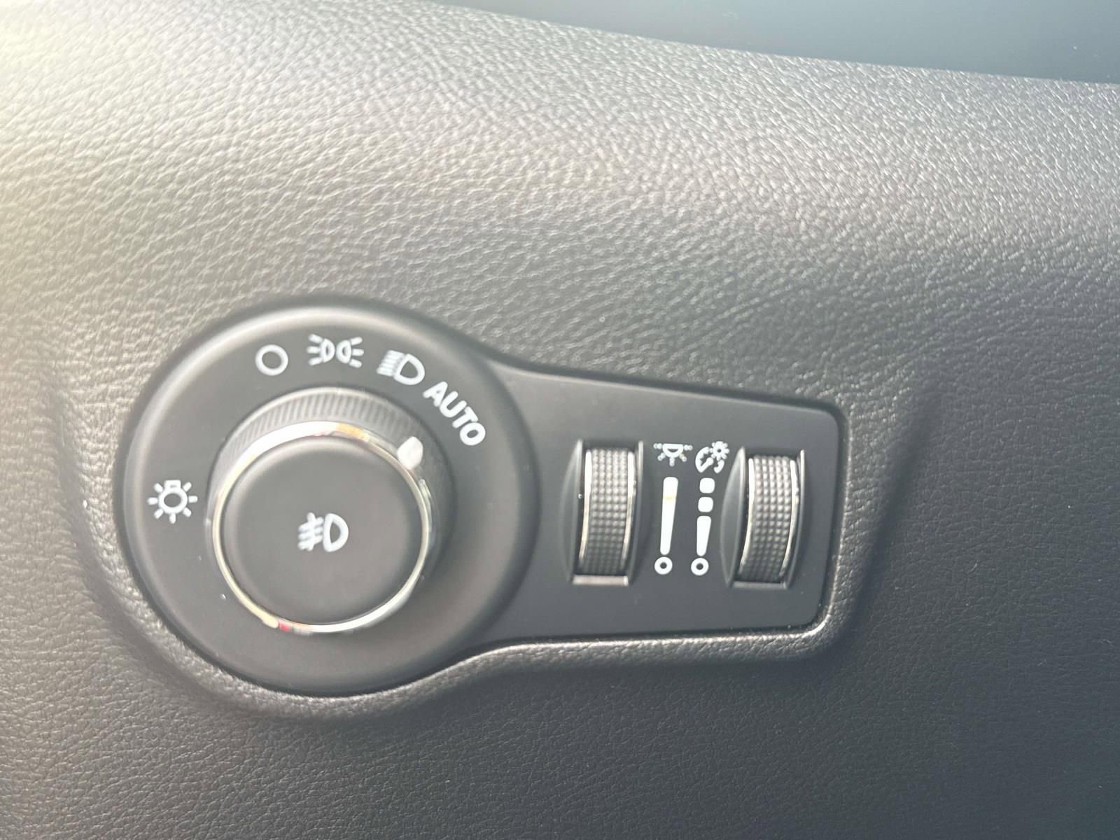 Used 2023 Jeep Compass Latitude w/ Sun and Sound Group image 23