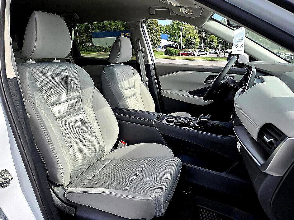 New 2025 Nissan Rogue SV image 12