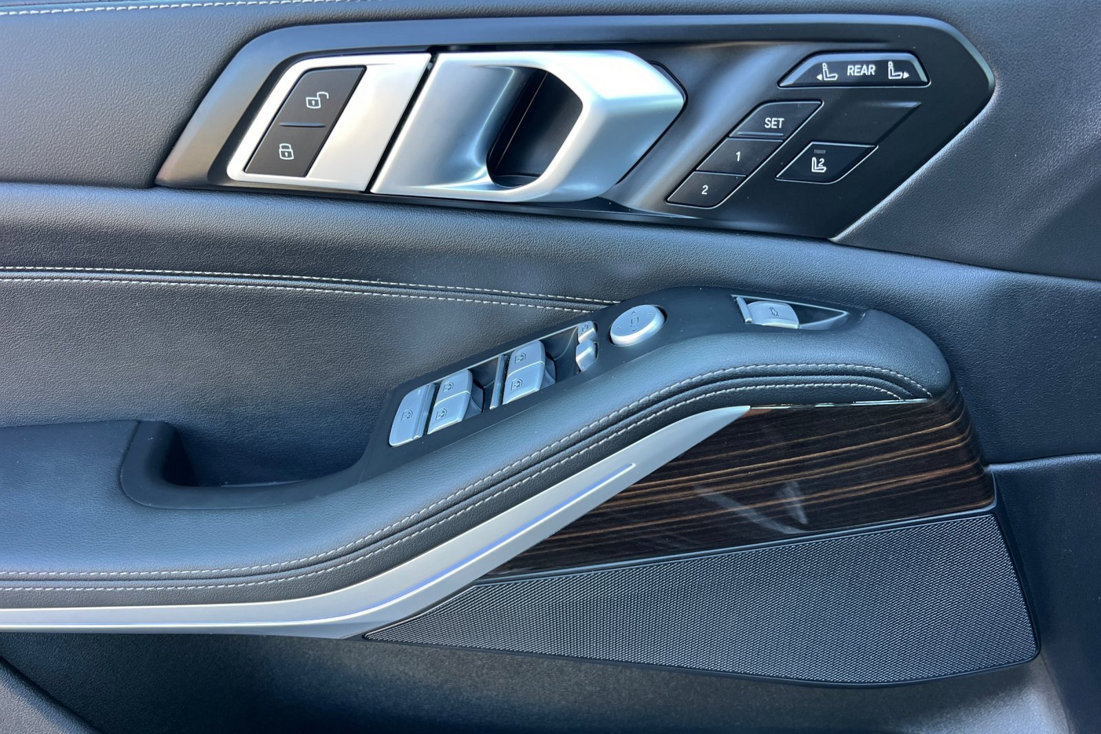 Used 2025 BMW X7 xDrive40i w/ Climate Comfort Package image 11