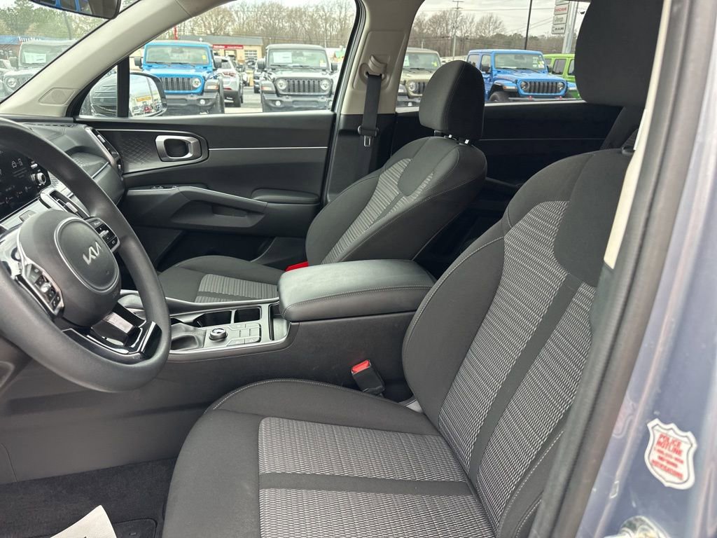 Used 2023 Kia Sorento LX image 7