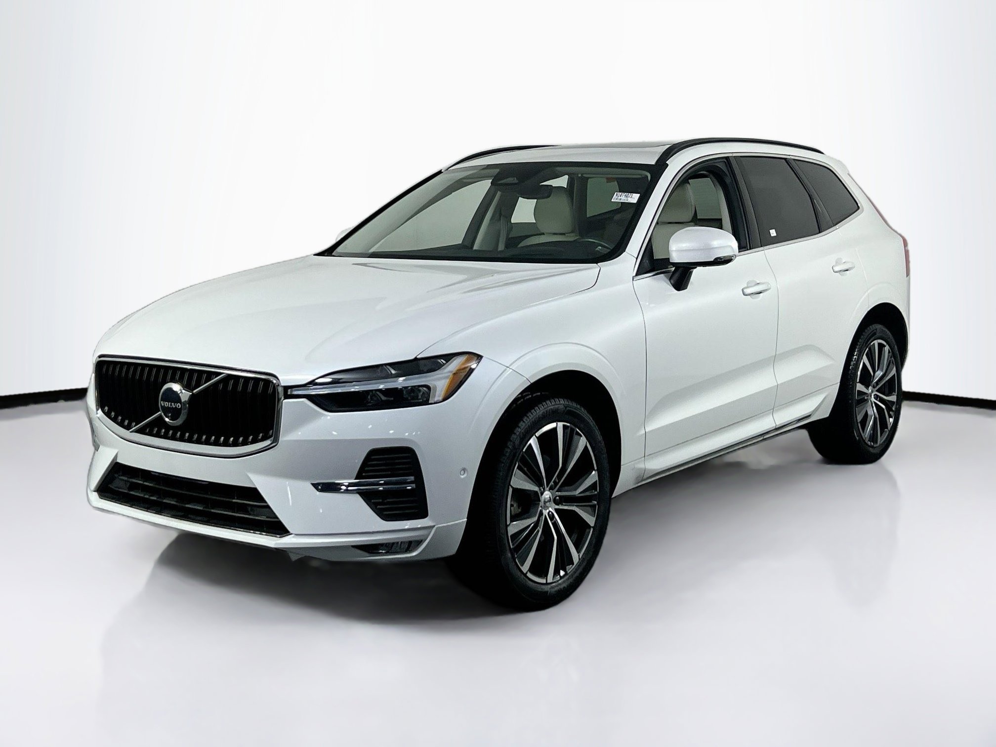 Used 2022 Volvo XC60 B5 Momentum w/ Advanced Package image 1