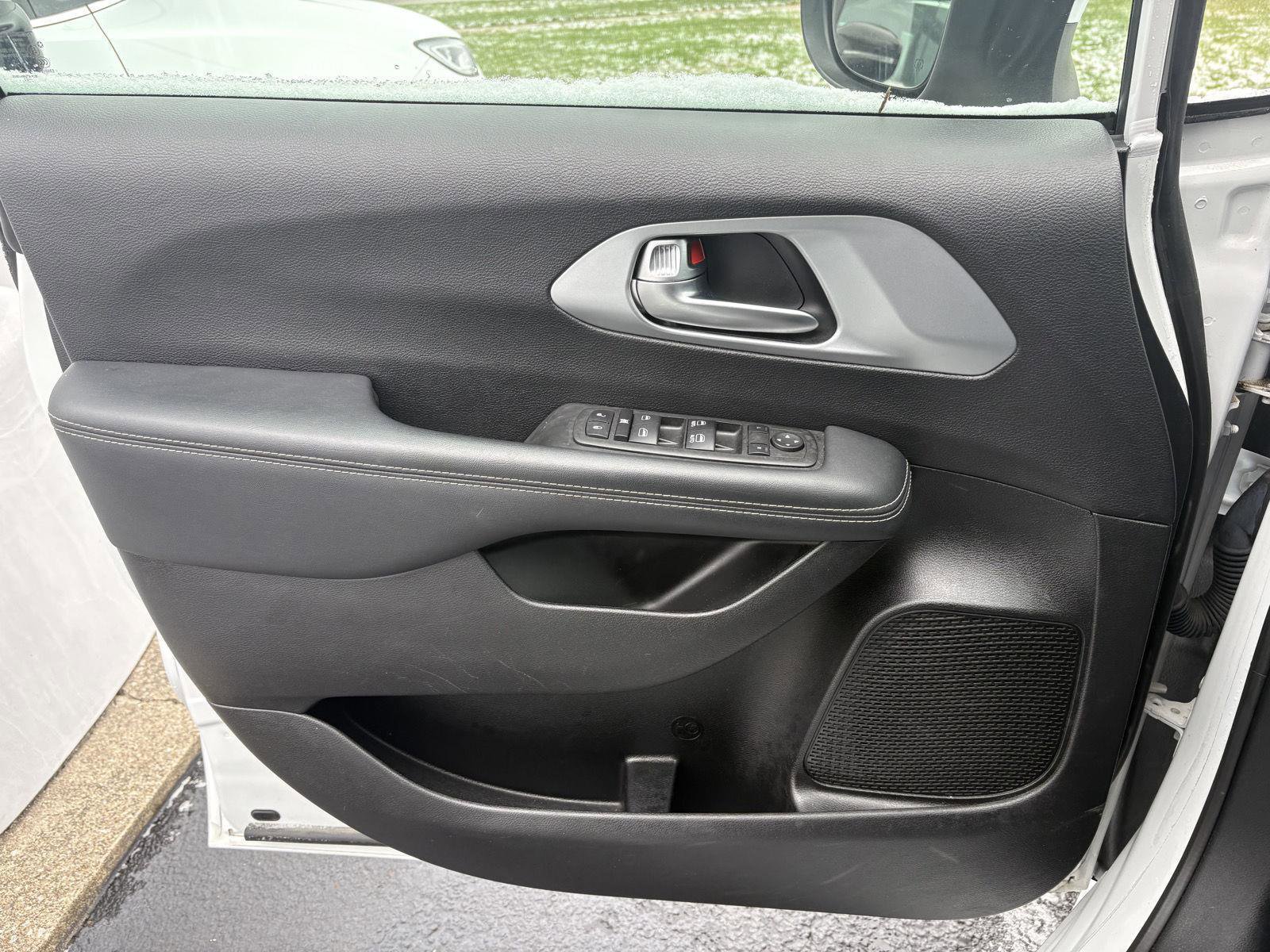 Used 2023 Chrysler Pacifica Touring image 3