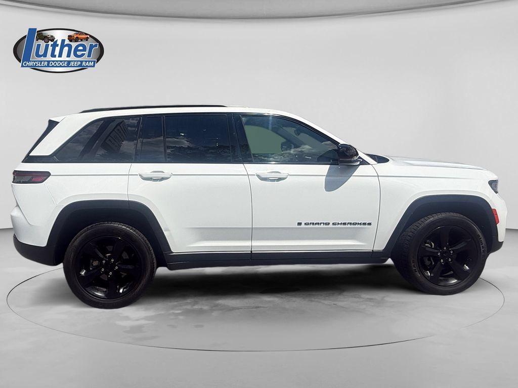Used 2023 Jeep Grand Cherokee Altitude AWD/4WD image 6