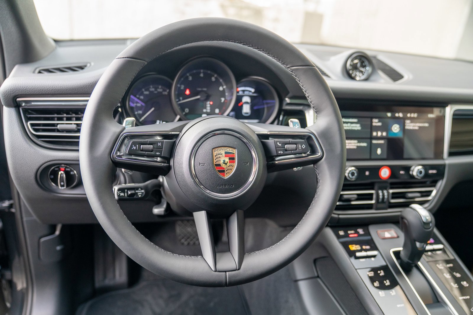 Certified 2025 Porsche Macan image 12