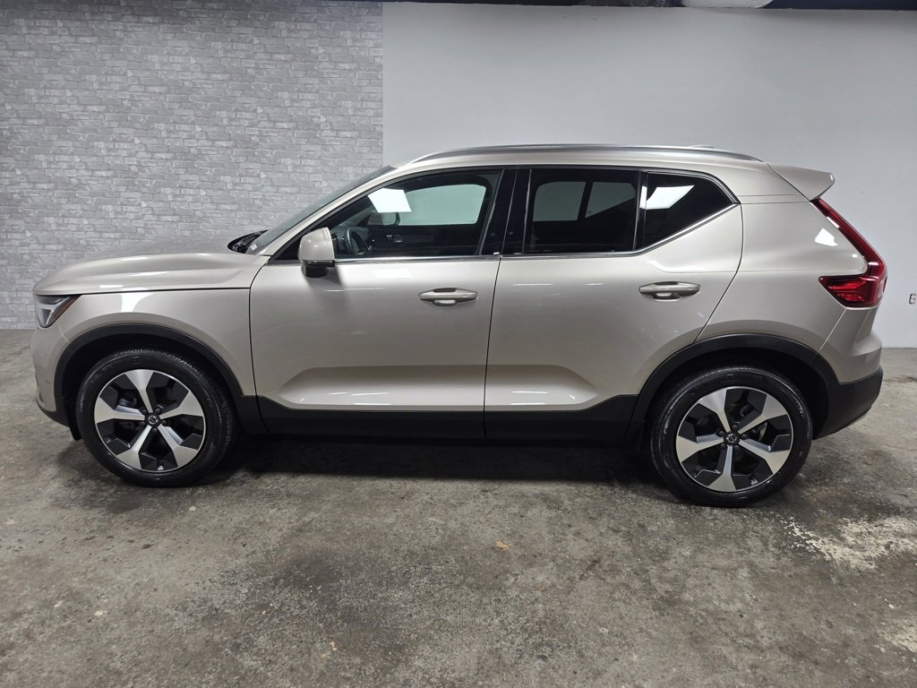 Used 2024 Volvo XC40 B5 Plus image 2