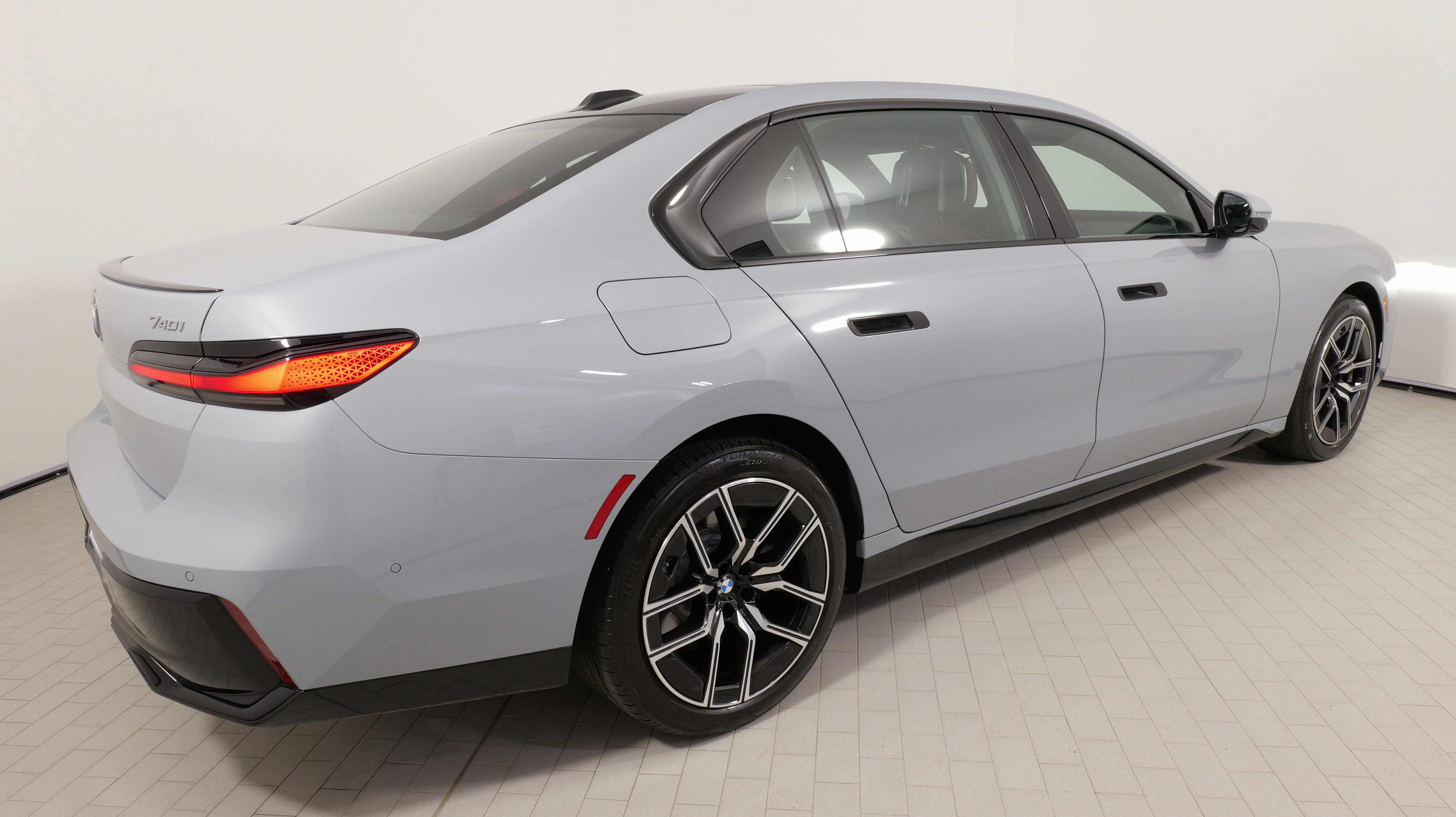 Used 2024 BMW 740i xDrive image 9