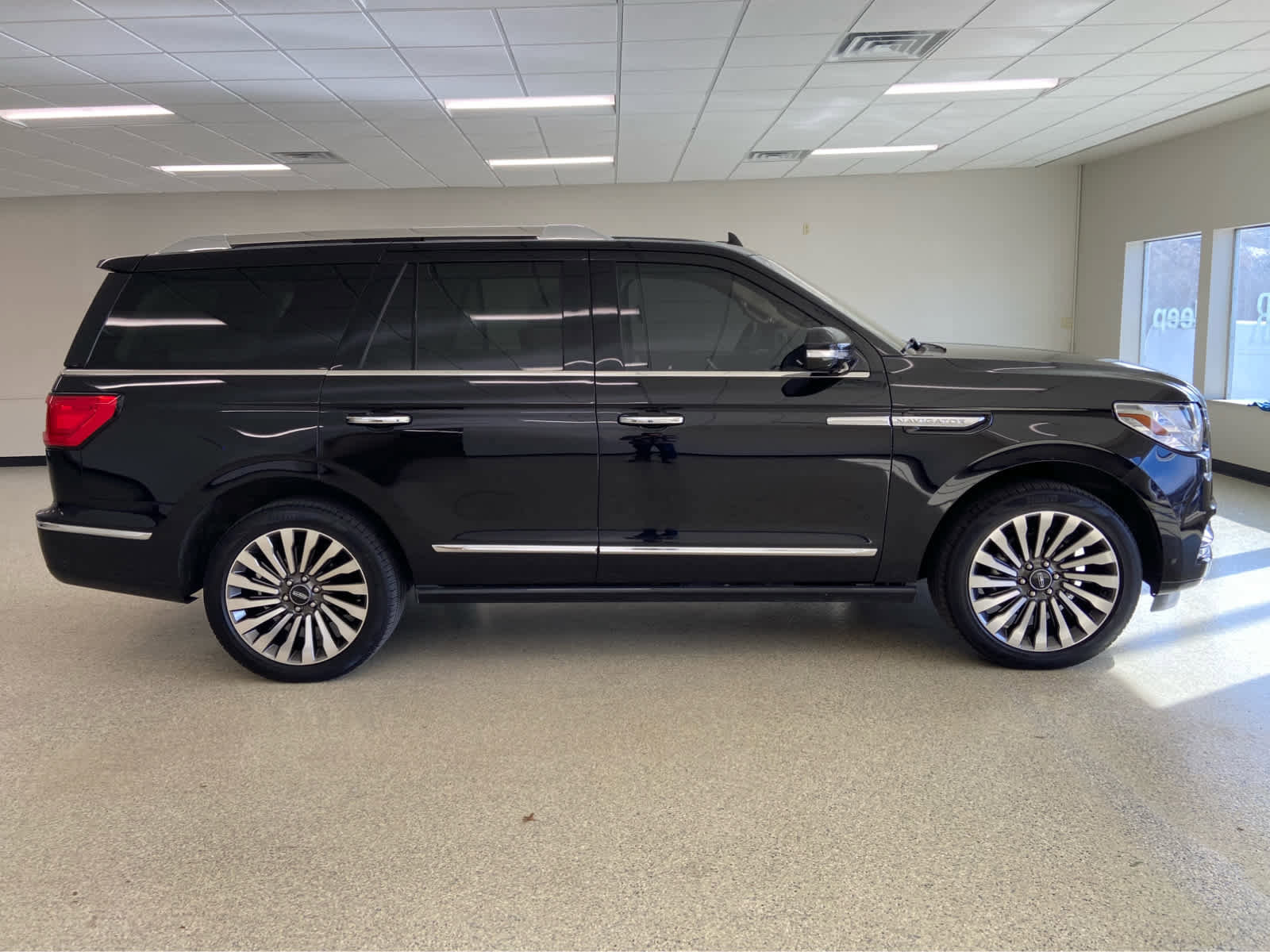 Used 2019 Lincoln Navigator Reserve image 4