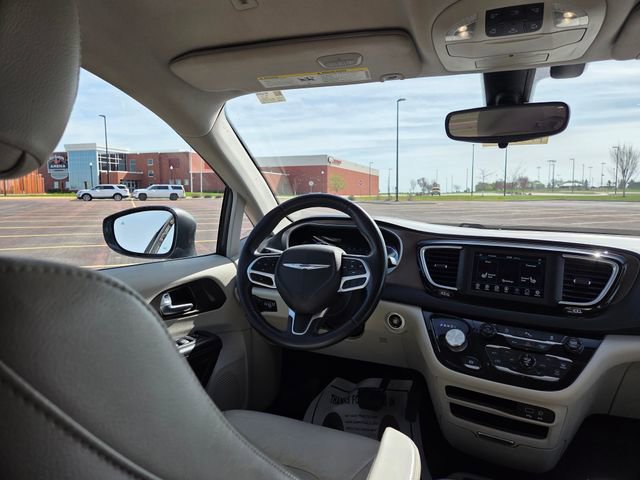 Used 2018 Chrysler Pacifica Touring-L FWD image 49