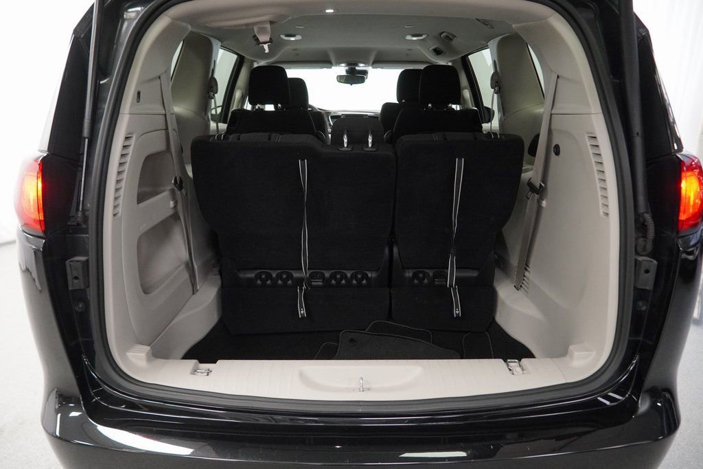 Used 2023 Chrysler Voyager LX image 40