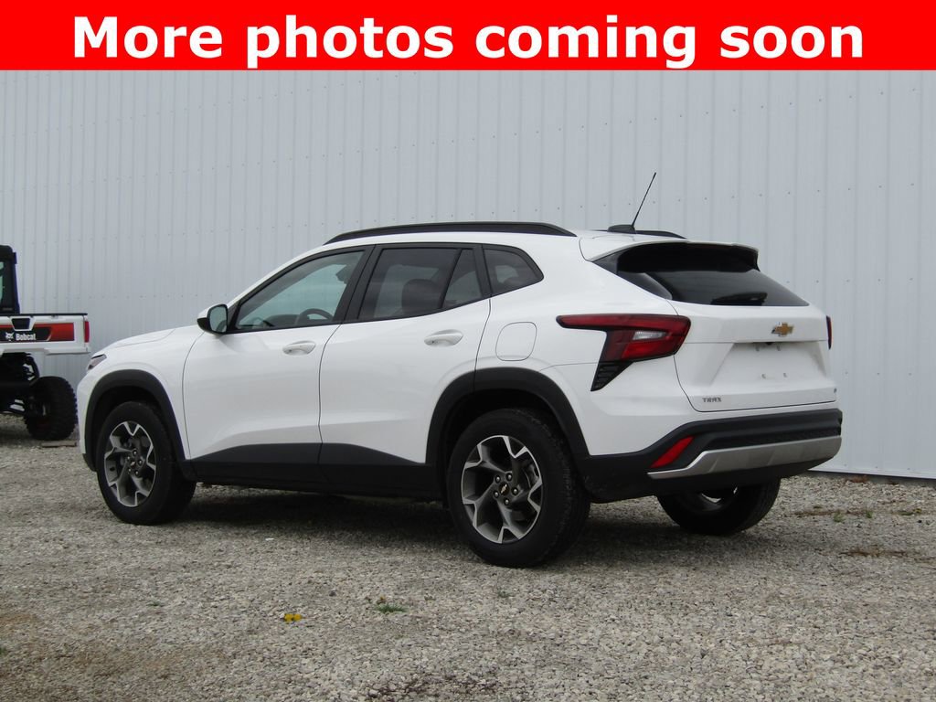 Used 2025 Chevrolet Trax LT w/ LT Convenience Package image 5