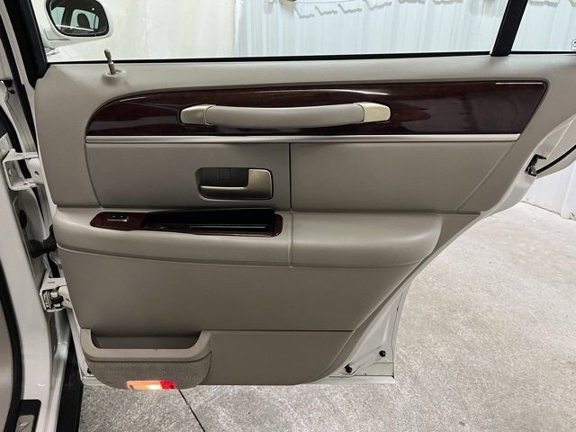 Used 2005 Lincoln Town Car Signature Limited image 16