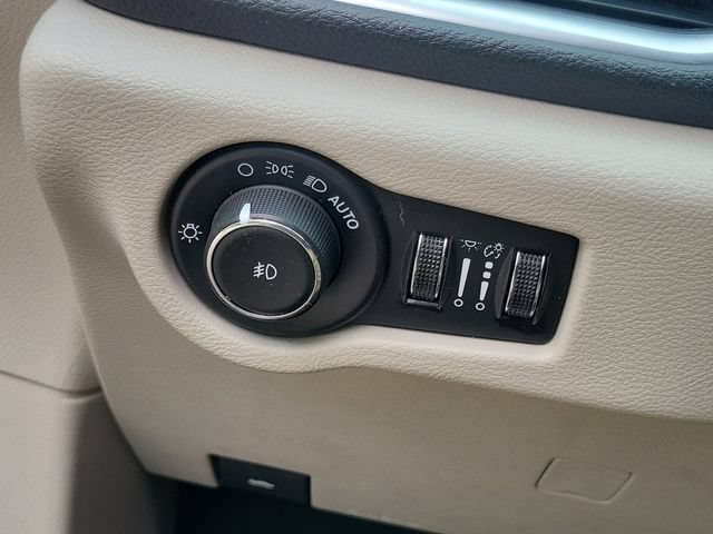 Used 2023 Chrysler Pacifica Limited FWD image 8