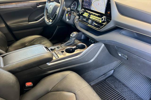 Certified 2021 Toyota Highlander Limited AWD/4WD image 18