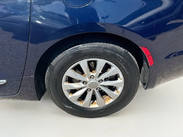 Used 2019 Chrysler Pacifica Touring-L FWD image 35