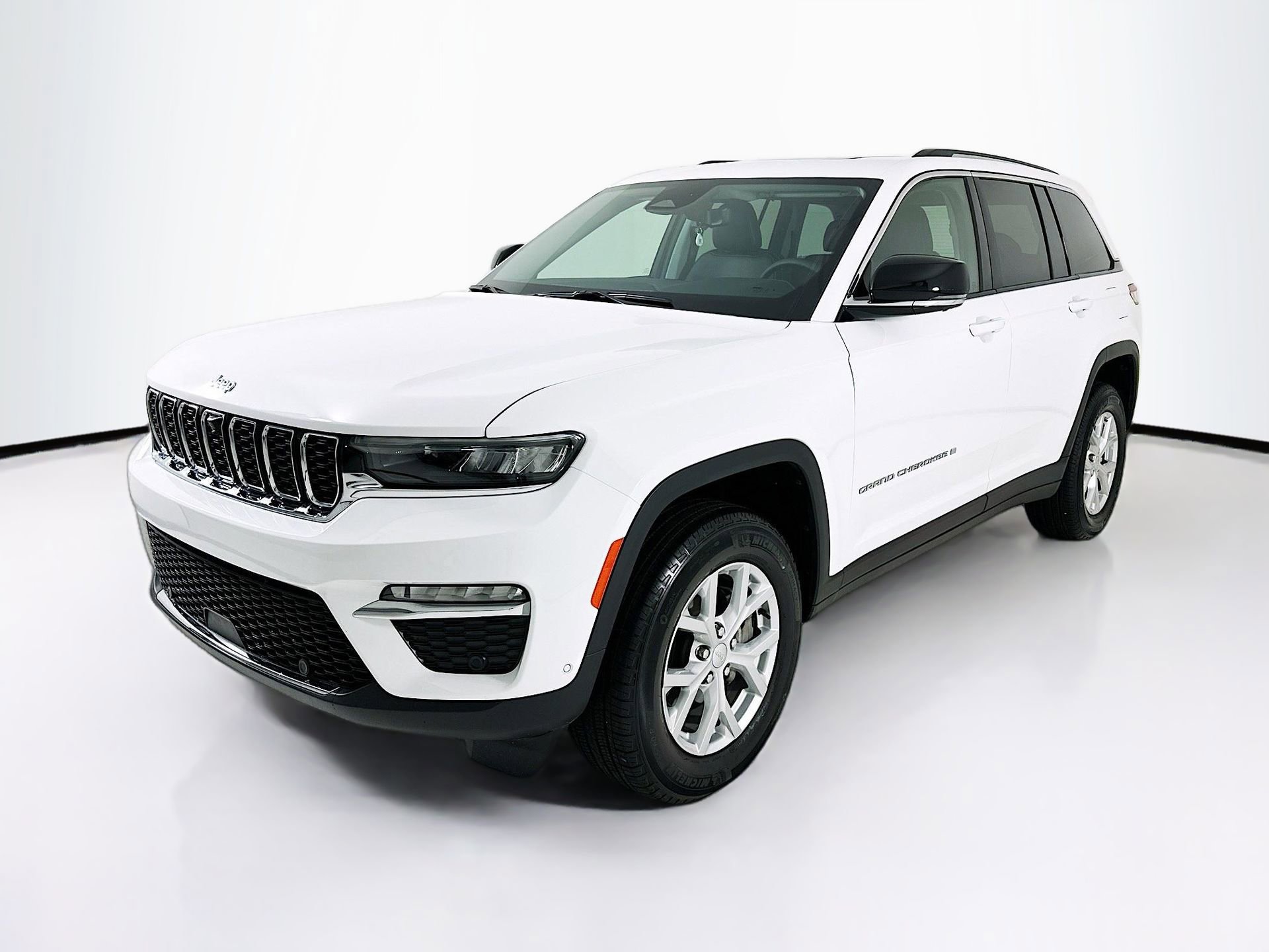 Used 2024 Jeep Grand Cherokee Limited w/ Luxury Tech Group II AWD/4WD image 3