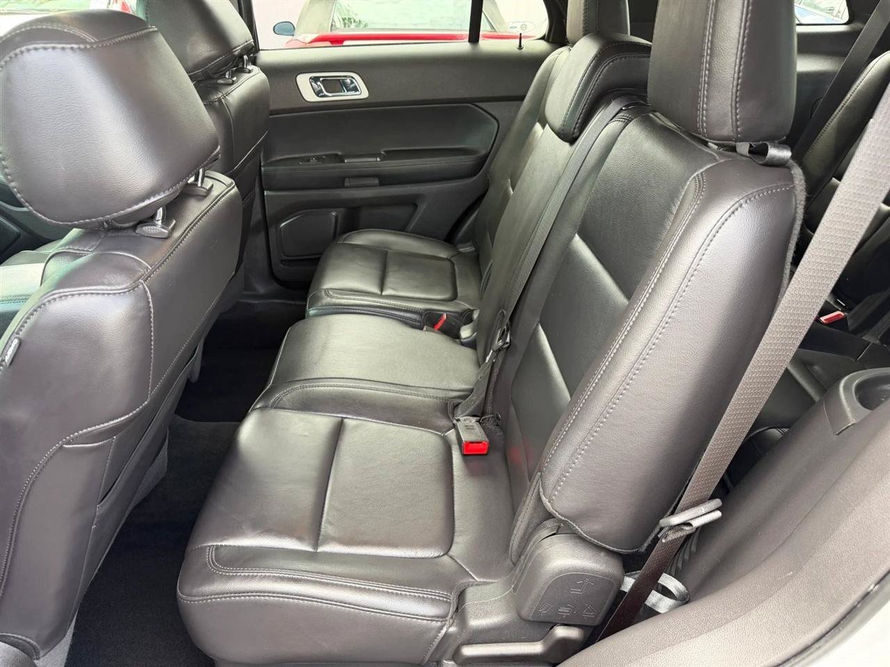 Used 2015 Ford Explorer XLT w/ Equipment Group 202B FWD image 25