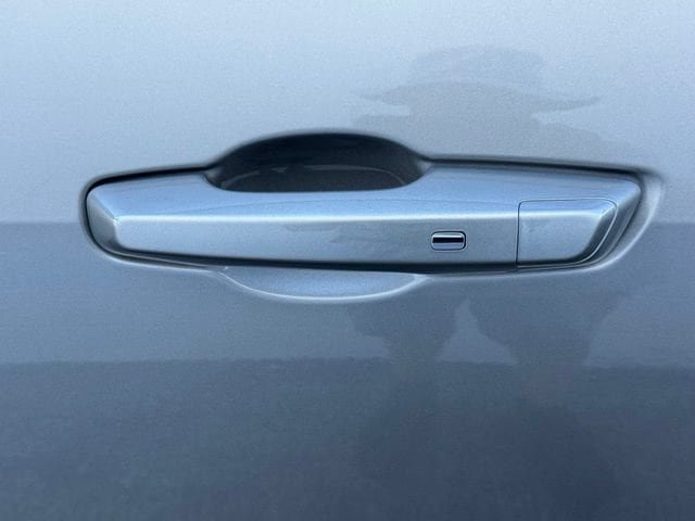 Used 2024 Chevrolet Traverse LT FWD image 21