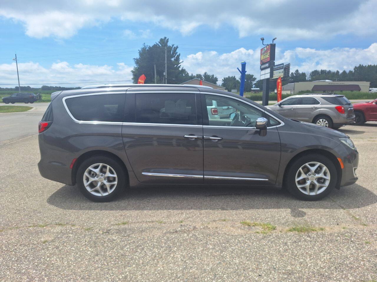 Used 2020 Chrysler Pacifica Limited FWD image 3