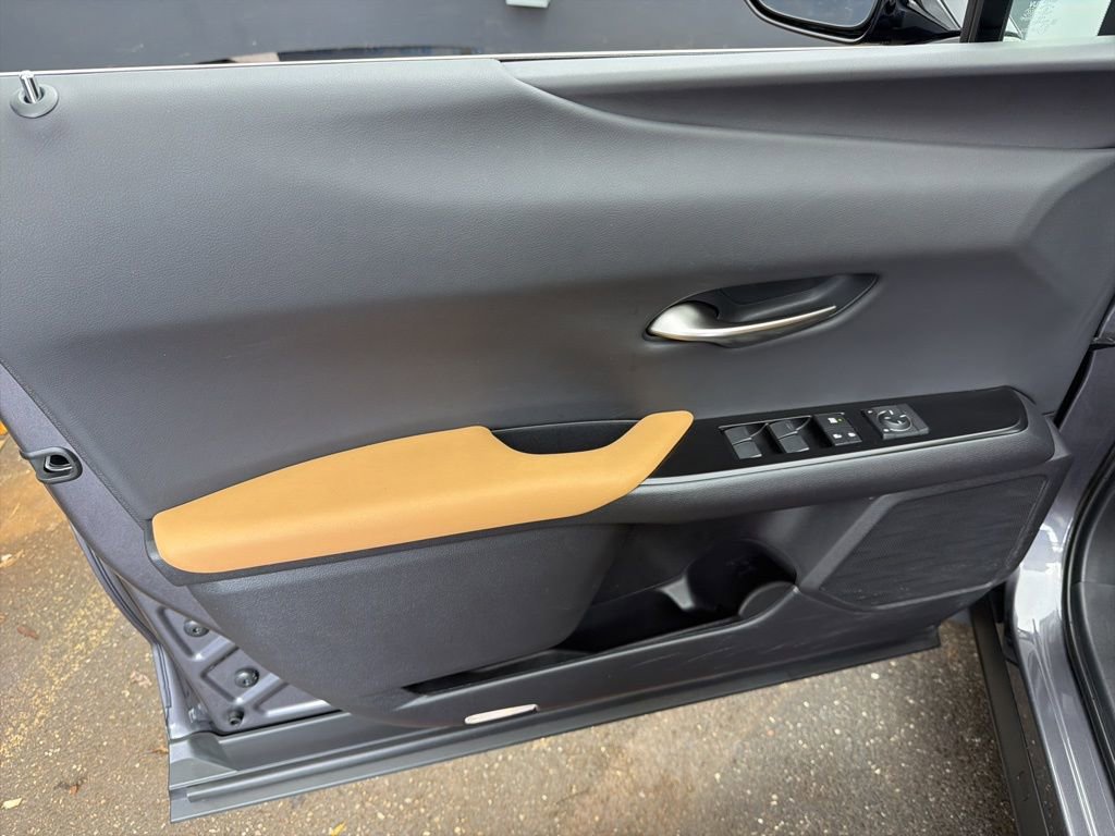 Used 2024 Lexus UX 250h AWD w/ Premium Package image 12