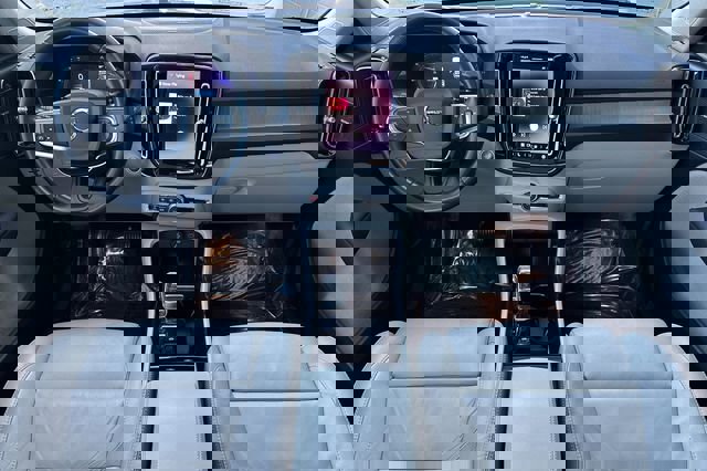 Used 2023 Volvo XC40 B4 Ultimate image 15