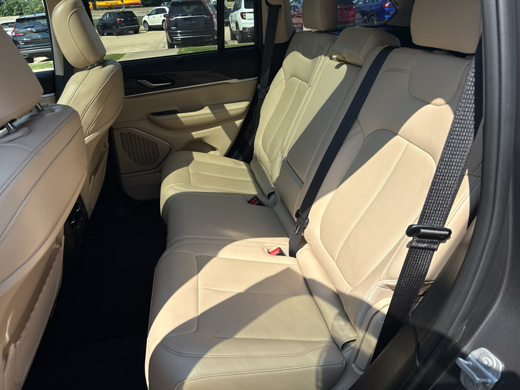 Used 2022 Jeep Grand Cherokee Limited w/ Luxury Tech Group II AWD/4WD image 15