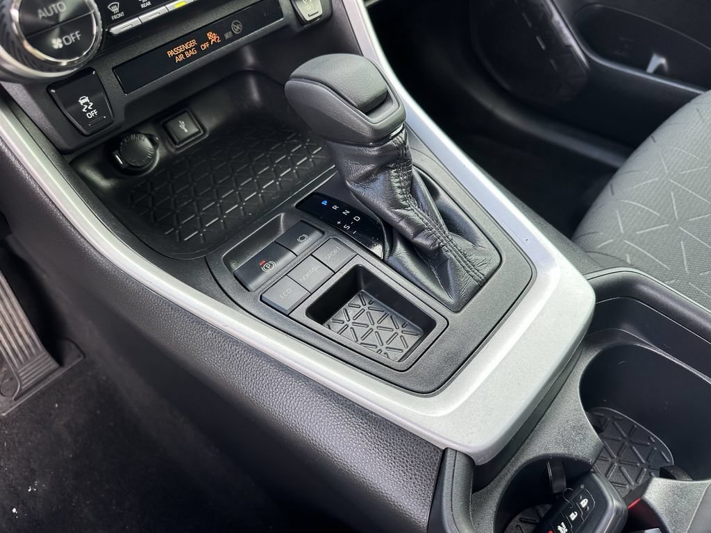 Used 2020 Toyota RAV4 XLE w/ Convenience Package FWD image 27