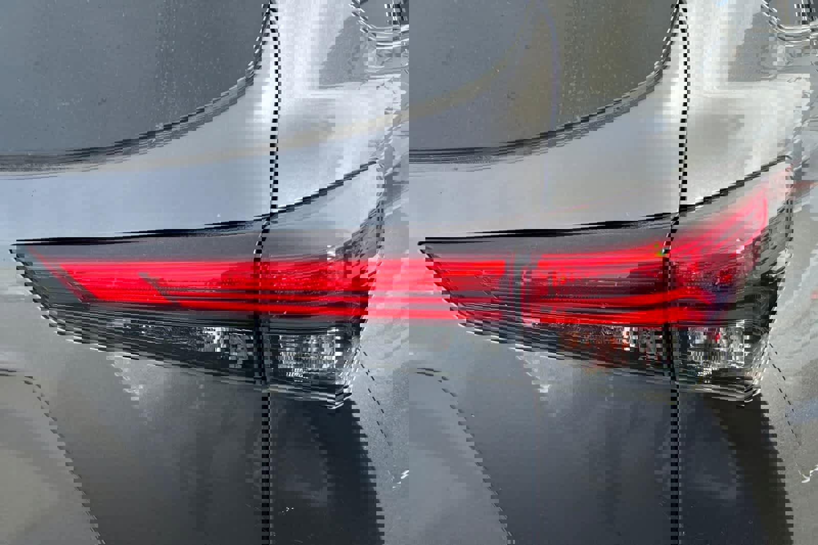 Used 2020 Toyota Highlander LE image 17