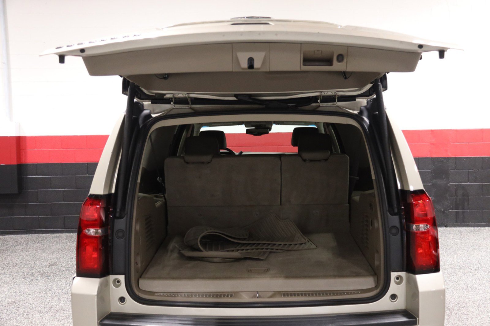 Used 2017 Chevrolet Suburban LT AWD/4WD image 31