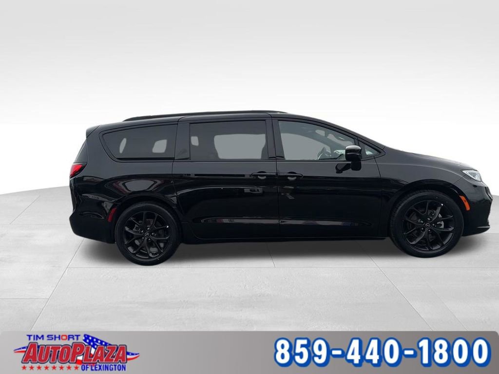 Used 2025 Chrysler Pacifica Limited FWD image 7